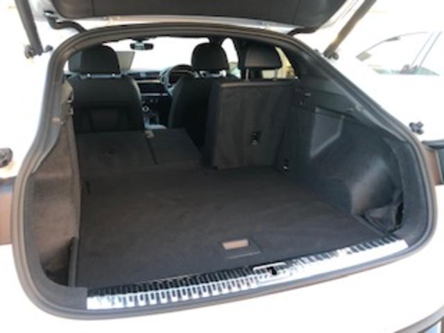 Ｑ３スポーツバック ダイナミックエディション　特別仕様／ＢｌａｃｋＳｔｙｌｅ／パーシャルレザー／ＯＰ２０インチアルミ／コンビニエンス＆アシスタンスＰＫＧ／プラスＰＫＧ／スマートフォンインターフェイス／プライバシーガラス／ダンピングサス／１オナ禁煙（14枚目）