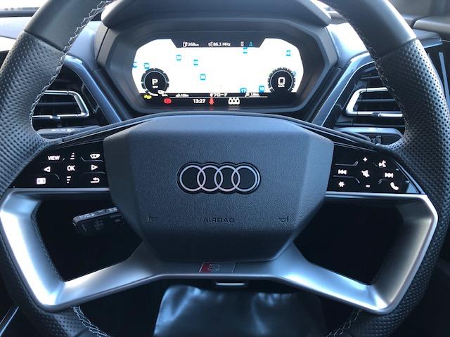 �X�e�A�����O�z�C�[���͏㉺���t���b�g�ȘZ�p�`�f�U�C���B�^�b�`���̃X�e�A�����O�X�C�b�`�͑���G���A���ƂɎd�؂肪�݂����Ă���܂��B