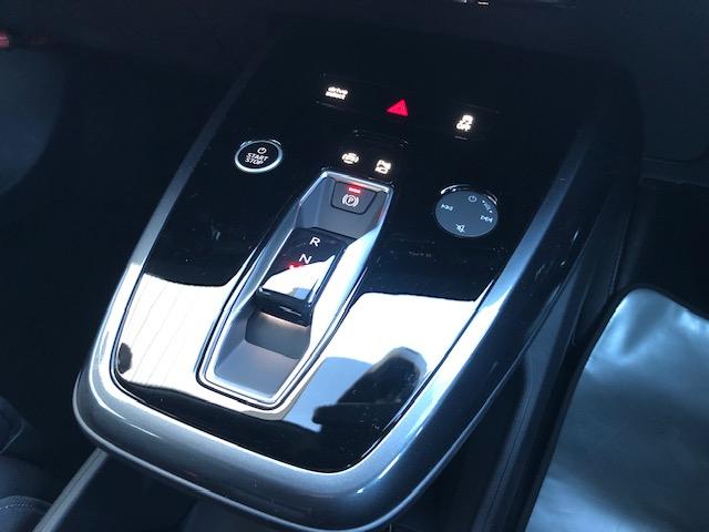 �Z���^�[�R���\�[���̓_�b�V���{�[�h�̒�������݁i�Ђ����j�̂悤�ɓ˂��o���Ă���܂��B�B�h���C�o�[���ɂ���ۂ��{�^���̓I�[�f�B�I�̃^�b�`�X�C�b�`�ƂȂ��Ă���A�\�ʂ��Ȃ���Ɖ��ʂ��R���g���[�����\�ł��B