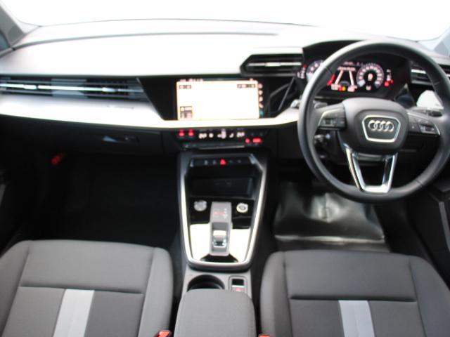 A3セダン 30TFSIアドバンスド コンビニエンス&アシスタンスP/ナビゲーションP/テクノロジーP/地デジTV/パークアシスト/シートヒータ/スマホインターフェイス/スマホ充電/リアUSB/バーチャルコックピット/アダプティブクルコン(3枚目)