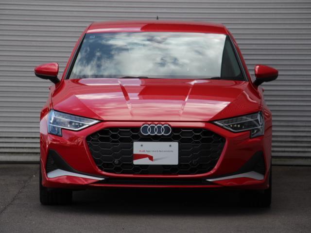 �V�����f�U�C���̃t���[�����X�Z�p�`�V���O���t���[���́A���t���b�g�Ń��C�h�Ȍ`��ƂȂ����B���̃V���O���t���[���O�����́A�k�d�c�w�b�h���C�g�A���E�̑�^�T�C�h�C���e�[�N���Ȃ���ۓI�ȃt�����g�X�|�C���[