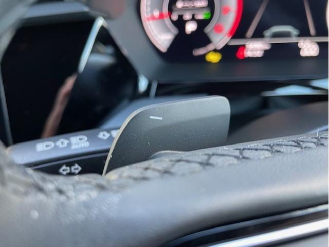 �p�h���V�t�g�I�X�e�A�����O�i�n���h���j���ɂ��郌�o�[�ŁA�l�s�Ԃ̂悤�ɃV�t�g�A�b�v�i�E�j�ƃV�t�g�_�E���i���j��C�ӂɑ���o����@�\�ł�