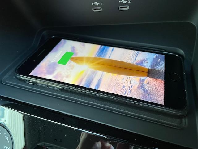 ���C�����X�X�E�`���[�W���O�𑕔��I�X�}�[�g�t�H����u�������ŏ[�d�ł���X�}�z�̎ԍڏ[�d�@�\�i��p�p�b�h�ɒu�������j���w���A�ȒP�ŕ֗��ł��I