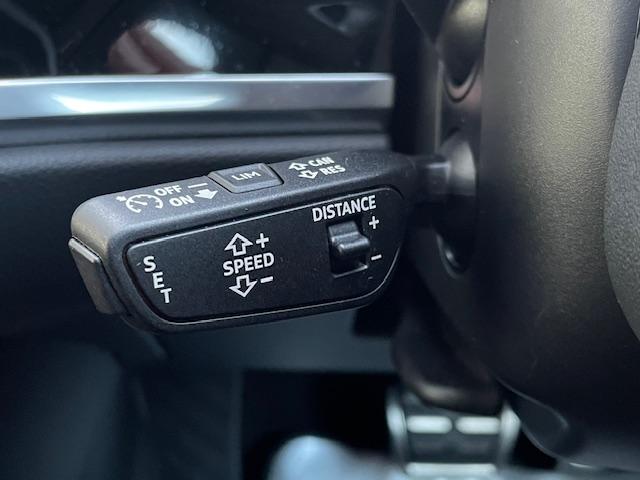 ＲＳ Ｑ３ スポーツバック ベースグレード　黒革／ＲＳスポーツエキゾースト／赤キャリ／カーボンパネル／マトリクスＬＥＤライト／スマホインターフェイス／スマホ充電／プライバシーガラス／バーチャルコックピット／アダプティブクルコン／１オーナー／禁煙（32枚目）