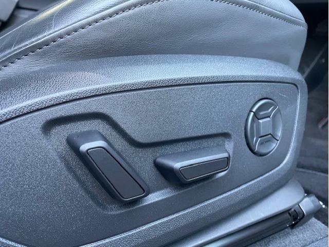 ＲＳ Ｑ３ スポーツバック ベースグレード　黒革／ＲＳスポーツエキゾースト／赤キャリ／カーボンパネル／マトリクスＬＥＤライト／スマホインターフェイス／スマホ充電／プライバシーガラス／バーチャルコックピット／アダプティブクルコン／１オーナー／禁煙（68枚目）