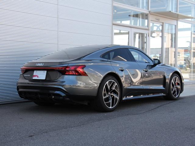 e-トロンGTクワトロ ベースグレード パーシャルレザー/テクノロジーPKG/20インチアルミ/マトリクスLEDライト/レーザーライト/ブレーキタングステンコーティング/レッドキャリパー/バング&オルフセンサウンド/プライバシーガラス/禁煙(3枚目)