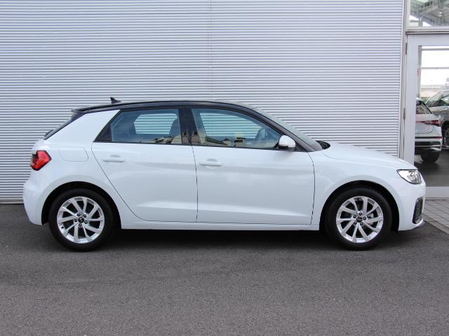 低い位置にあるシングルフレームグリルと、パワフルなエンジンをイメージさせるサイドエアインレットが、デザインのハイライトになっている