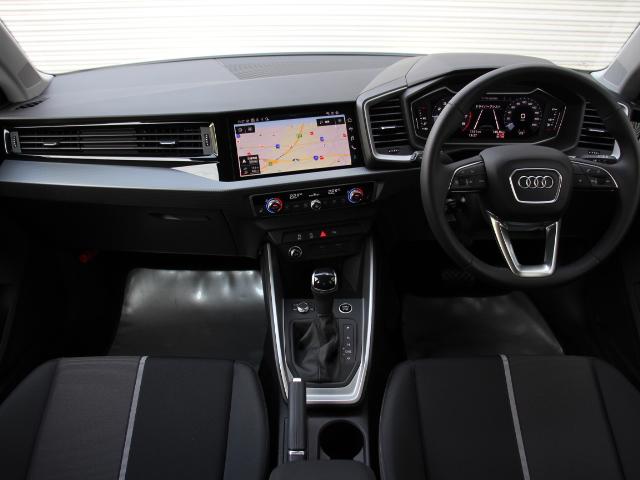 インストルメントパネルを運転席側へとわずかに傾斜した、コックピットという言葉がふさわしいドライバーオリエンテッドな空間