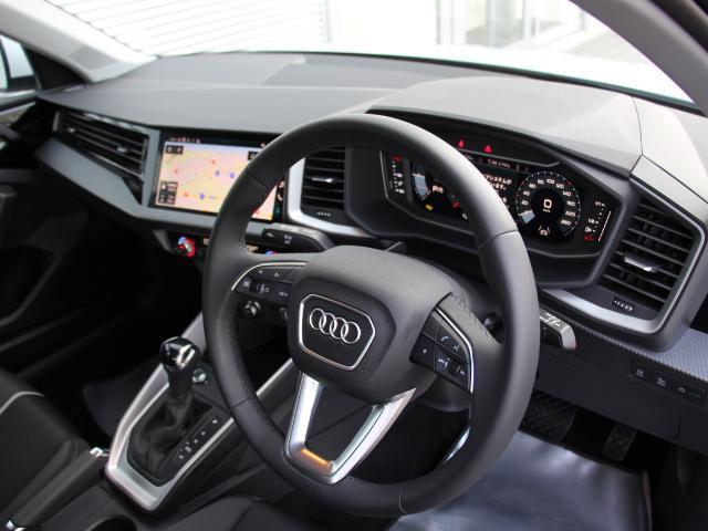 インストルメントパネルを運転席側へとわずかに傾斜した、コックピットという言葉がふさわしいドライバーオリエンテッドな空間