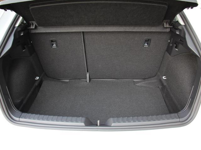 ラゲッジスペースです！リアシートを倒せばさらに広大なスペースが！