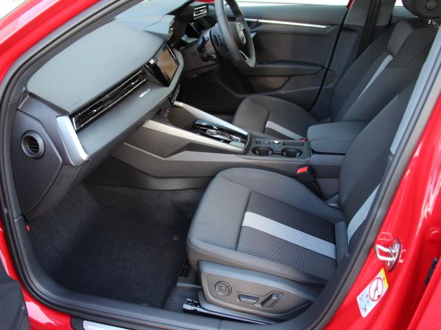 A3 スポーツバック30TFSIアドバンスド 2025y1.5Lエンジンモデル/コンビニエンス&アシスタンスPK/ナビゲーションPK/電動シート/シートヒーター/スマートフォンインターフェイス/パークアシスト/ハイビームアシスト/1オーナー/禁煙(24枚目)