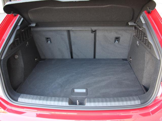 A3 スポーツバック30TFSIアドバンスド 2025y1.5Lエンジンモデル/コンビニエンス&アシスタンスPK/ナビゲーションPK/電動シート/シートヒーター/スマートフォンインターフェイス/パークアシスト/ハイビームアシスト/1オーナー/禁煙(27枚目)