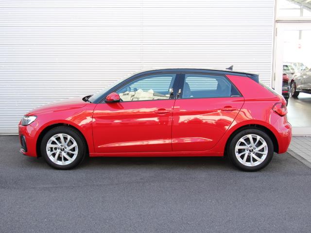 A1スポーツバック 25TFSI アドバンスド コンビニエンス&アシスタンスPK/ナビゲーションPK/スマートフォンインターフェイス/コントラストルーフ/アウディコネクト/ワイヤレスチャージング/アダプティブクルーズコントロール/ワンオーナー/禁煙(4枚目)