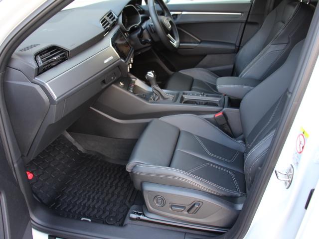 Ｑ３スポーツバック ハイスタイル　３５０台限定車／ＢｌａｃｋＳｔｙｌｅ／パーシャルレザー／ＯＰ２０インチアルミ／コンビニエンス＆アシスタンスＰＫＧ／プラスＰＫＧ／スマートフォンインターフェイス／プライバシーガラス／ダンピングサス／禁煙（25枚目）