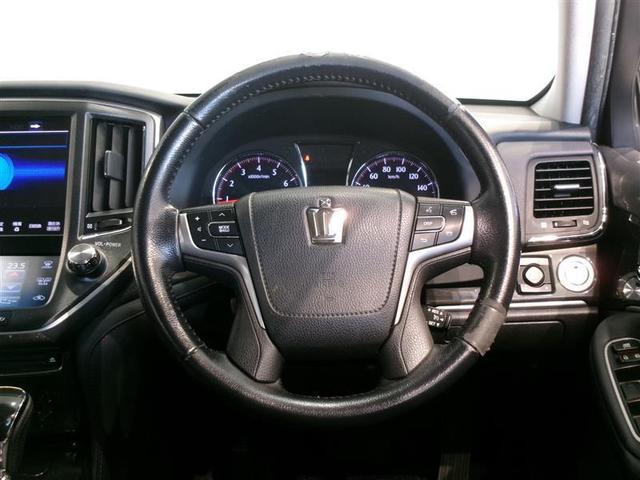 ステアリングスイッチ付き。前方から目を離すことなく操作することが可能です。