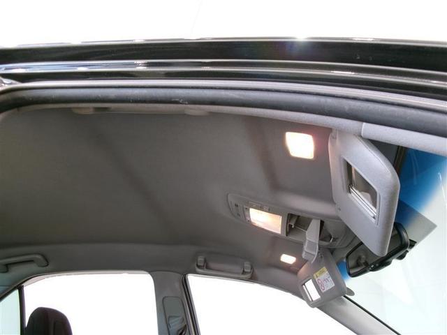 サンバイザーには、バニティーミラー付いてます。照明も付いていて便利です。