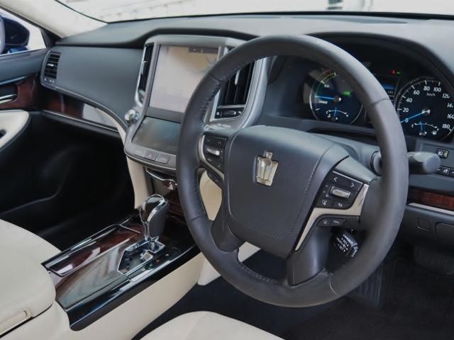 TOYOTA CROWN HYBRID ROYAL SALOON FOUR