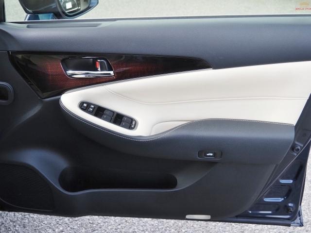 TOYOTA CROWN HYBRID ROYAL SALOON FOUR