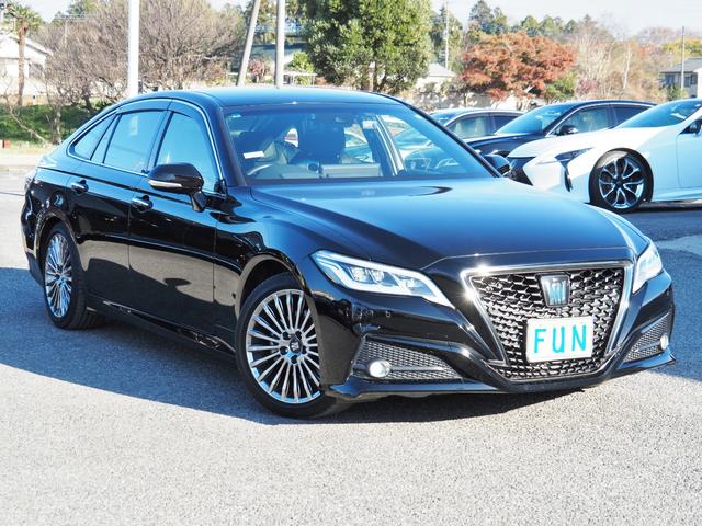 クラウンハイブリッド Ｇ　法人ワンオーナー禁煙車　走行２万Ｋｍ　ＯＰ・リヤコンフォートＰＫＧ　ＯＰ・セーフティＰＫＧプラス　ＯＰ・１５００Ｗ　セーフティセンス　ＢＳＭ　ＨＵＤ　黒革　１２．３型ナビ　３眼ＬＥＤ／シーケンシャル（3枚目）