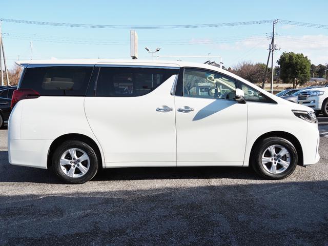 アルファードハイブリッド Ｘ　８人乗　セーフティセンス　ディスプレイオーディオ　ＯＰ・ナビキット　ＯＰ・ＣＤ／ＤＶＤデッキ　ＯＰ・１５００Ｗ　両自動　フラクセンファブリックシート　２眼ＬＥＤライト　ＯＰ・ドラレコ　レンタＵＰ車（9枚目）