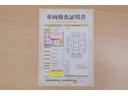 店頭にて、クルマの状態が一目で分かる検査証明書を公開中。トヨタ認定検査員が厳しく査定し、状態を点数と図解で表示しています。修復歴はもちろん、傷やヘコミの箇所や程度がご確認いただけます。