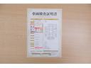 店頭にて、クルマの状態が一目で分かる検査証明書を公開中。トヨタ認定検査員が厳しく査定し、状態を点数と図解で表示しています。修復歴はもちろん、傷やヘコミの箇所や程度がご確認いただけます。