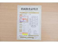 店頭にて、クルマの状態が一目で分かる検査証明書を公開中。トヨタ認定検査員が厳しく査定し、状態を点数と図解で表示しています。修復歴はもちろん、傷やヘコミの箇所や程度がご確認いただけます。 2