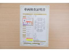 店頭にて、クルマの状態が一目で分かる検査証明書を公開中。トヨタ認定検査員が厳しく査定し、状態を点数と図解で表示しています。修復歴はもちろん、傷やヘコミの箇所や程度がご確認いただけます。 2