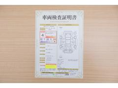 店頭にて、クルマの状態が一目で分かる検査証明書を公開中。トヨタ認定検査員が厳しく査定し、状態を点数と図解で表示しています。修復歴はもちろん、傷やヘコミの箇所や程度がご確認いただけます。 2