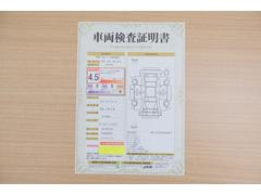 店頭にて、クルマの状態が一目で分かる検査証明書を公開中。トヨタ認定検査員が厳しく査定し、状態を点数と図解で表示しています。修復歴はもちろん、傷やヘコミの箇所や程度がご確認いただけます。 2