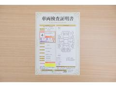 店頭にて、クルマの状態が一目で分かる検査証明書を公開中。トヨタ認定検査員が厳しく査定し、状態を点数と図解で表示しています。修復歴はもちろん、傷やヘコミの箇所や程度がご確認いただけます。 2