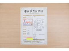 店頭にて、クルマの状態が一目で分かる検査証明書を公開中。トヨタ認定検査員が厳しく査定し、状態を点数と図解で表示しています。修復歴はもちろん、傷やヘコミの箇所や程度がご確認いただけます。 2