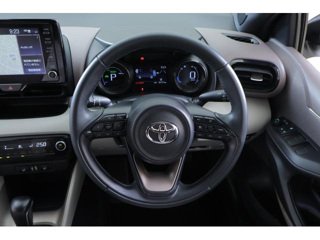 ヤリス ハイブリッドZ 衝突被害軽減ブレーキ 純正8インチDAナビ 全周囲カメラ スマートキー ETC2.0 レーダークルーズ オートハイビーム 車線逸脱警報 クリアランスソナー シートヒーター 前後ドラレコ LEDヘッドライト Bluetooth接続 ワンオーナー(13枚目)