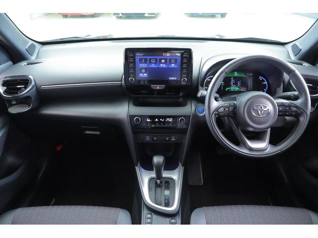 ヤリスクロス ハイブリッドＺ　衝突被害軽減ブレーキ　８インチＤＡ地デジＴＶ　バックカメラ　レーダークルーズ　車線逸脱警報　オートハイビーム　クリアランスソナー　ＥＴＣ２．０　パワーシート　シートヒーター　ステアリングヒーター　ＬＥＤヘッドライト　横滑り防止装置　ワンオーナー（12枚目）