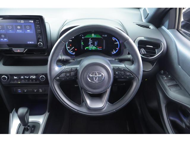 ヤリスクロス ハイブリッドＺ　衝突被害軽減ブレーキ　８インチＤＡ地デジＴＶ　バックカメラ　レーダークルーズ　車線逸脱警報　オートハイビーム　クリアランスソナー　ＥＴＣ２．０　パワーシート　シートヒーター　ステアリングヒーター　ＬＥＤヘッドライト　横滑り防止装置　ワンオーナー（13枚目）