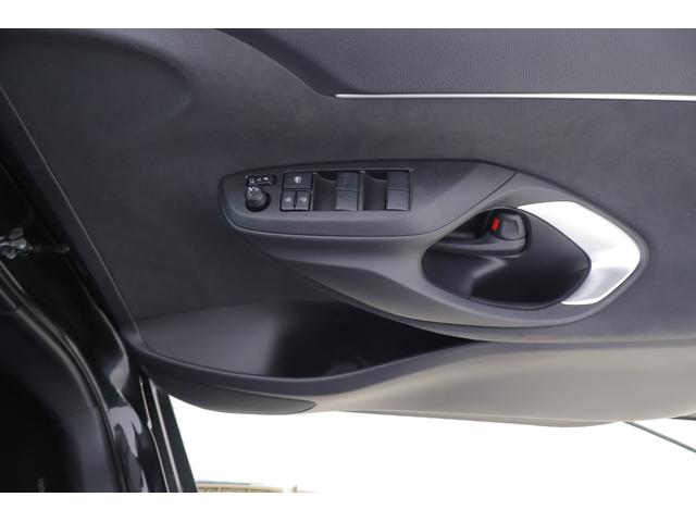 ヤリスクロス ハイブリッドＺ　衝突被害軽減ブレーキ　８インチＤＡ地デジＴＶ　バックカメラ　レーダークルーズ　車線逸脱警報　オートハイビーム　クリアランスソナー　ＥＴＣ２．０　パワーシート　シートヒーター　ステアリングヒーター　ＬＥＤヘッドライト　横滑り防止装置　ワンオーナー（33枚目）