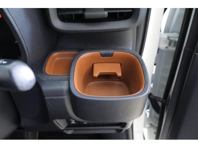 シエンタ ハイブリッドＺ　衝突被害軽減ブレーキ　１０．５インチＤＡナビ　地デジＴＶ　全周囲カメラ　ＢＳＭ　レーダークルーズ　前後ドラレコ　ＥＴＣ　車線逸脱警報　クリアランスソナー　両側電動ドア　シートヒーター　ステアリングヒーター　ＡＣ１００Ｖ－１５００Ｗ　ワンオーナー（42枚目）