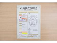 店頭にて、クルマの状態が一目で分かる検査証明書を公開中。トヨタ認定検査員が厳しく査定し、状態を点数と図解で表示しています。修復歴はもちろん、傷やヘコミの箇所や程度がご確認いただけます。 2