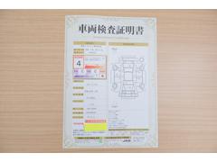 店頭にて、クルマの状態が一目で分かる検査証明書を公開中。トヨタ認定検査員が厳しく査定し、状態を点数と図解で表示しています。修復歴はもちろん、傷やヘコミの箇所や程度がご確認いただけます。 2