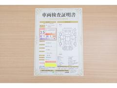 店頭にて、クルマの状態が一目で分かる検査証明書を公開中。トヨタ認定検査員が厳しく査定し、状態を点数と図解で表示しています。修復歴はもちろん、傷やヘコミの箇所や程度がご確認いただけます。 2