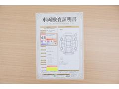 店頭にて、クルマの状態が一目で分かる検査証明書を公開中。トヨタ認定検査員が厳しく査定し、状態を点数と図解で表示しています。修復歴はもちろん、傷やヘコミの箇所や程度がご確認いただけます。 2