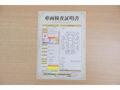 店頭にて、クルマの状態が一目で分かる検査証明書を公開中。トヨタ認定検査員が厳しく査定し、状態を点数と図解で表示しています。修復歴はもちろん、傷やヘコミの箇所や程度がご確認いただけます。 2