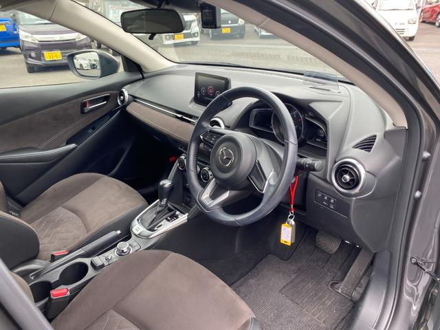 デミオ １５Ｓミストマルーン　ヒョウ凹みあり　運転席助手席シートヒーター　ＬＥＤヘッドライト　ステアリングスイッチ　クリアランスソナー　アラウンドビューモニター　フロアマット　衝突軽減ブレーキ（8枚目）
