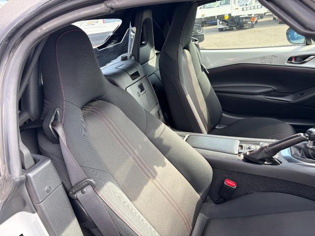 ロードスター Ｓスペシャルパッケージ　６速マニュアル車　ＳＤナビゲーション　ステアリングスイッチ　ＬＥＤヘッドライト　ＥＴＣ　キーフリー　オートライト　運転席助手席シートヒーター　小へこみあり　フルセグＴＶ（10枚目）