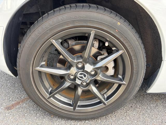 ロードスター Ｓスペシャルパッケージ　６速マニュアル車　ＳＤナビゲーション　ステアリングスイッチ　ＬＥＤヘッドライト　ＥＴＣ　キーフリー　オートライト　運転席助手席シートヒーター　小へこみあり　フルセグＴＶ（24枚目）