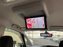 後席フリップダウンモニター！　後ろに乗っている人も楽しめます！　お子様などは大変喜びます！　渋滞や長距離の移動のときなど飽きずに乗ってられますね！　お父さんお母さんにもうれしい装備！
