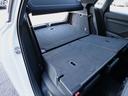 奥行があり容量十分なトランクスペース。後席を倒してトランクスルーにもなります。