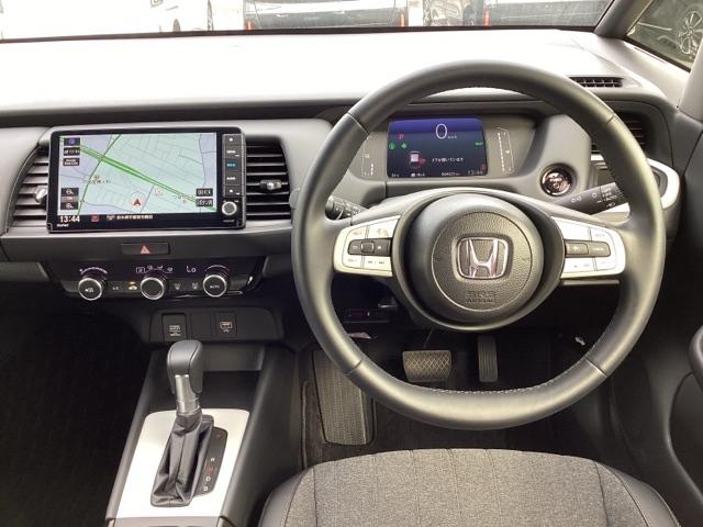 フィット e:HEVホーム 前後誤発進抑制機能 クリソナ 助手席エアバッグ 運転席エアバッグ アイドリングストップ LEDライト バックカメラ ABS サイドエアバッグ オートクルーズコントロール フルセグTV(15枚目)