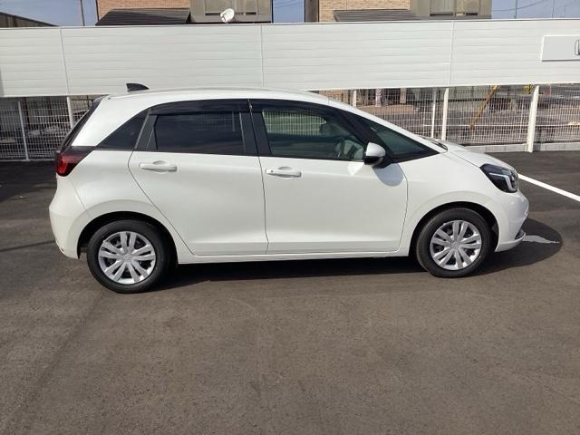 フィット e:HEVホーム 前後誤発進抑制機能 クリソナ 助手席エアバッグ 運転席エアバッグ シートヒーター アイドリングストップ LEDライト バックカメラ ABS サイドエアバッグ フルセグTV DVD再生(4枚目)