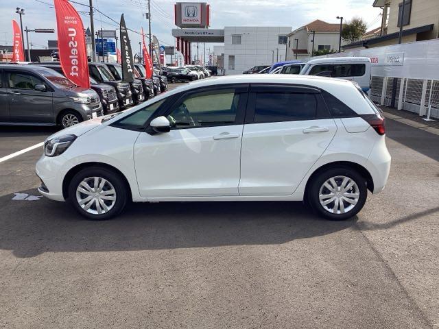 フィット e:HEVホーム 前後誤発進抑制機能 クリソナ 助手席エアバッグ 運転席エアバッグ シートヒーター アイドリングストップ LEDライト バックカメラ ABS サイドエアバッグ フルセグTV DVD再生(5枚目)